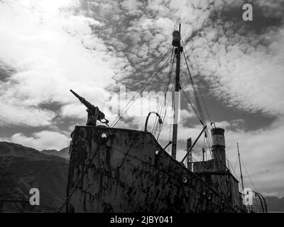 Black & White, la pistola di Harpoon sul catcher balena presso la storica stazione di caccia alle balene a Grytviken, Georgia del Sud Foto Stock