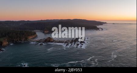 Ampia vista del drone ad alto angolo di Cape Arago e Sunset Bay Foto Stock