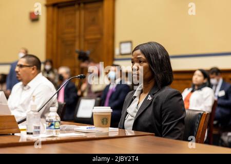Washington, Vereinigte Staaten. 08th giugno 2022. L'attivista conservatore Lucrezia Hughes, attende di testimoniare alla Camera Oversight and Reform Committee il 8 giugno 2022 a Washington, DC Credit: Jason Andrew/Pool via CNP/dpa/Alamy Live News Foto Stock