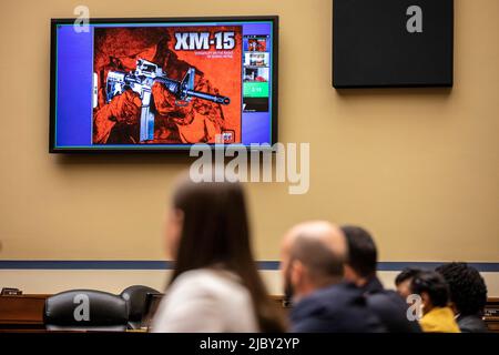 Washington, Vereinigte Staaten. 08th giugno 2022. Un annuncio per un XM-15 è mostrato sullo schermo durante la Camera Oversight and Reform Committee il 8 giugno 2022 a Washington, DC credito: Jason Andrew/Pool via CNP/dpa/Alamy Live News Foto Stock