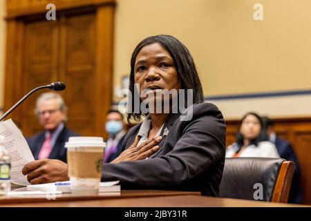 Washington, Vereinigte Staaten. 08th giugno 2022. L'attivista conservatore Lucrezia Hughes parla durante l'audizione del Comitato di supervisione e riforma della Camera sulla violenza delle armi il 8 giugno 2022 a Washington, DC Credit: Jason Andrew/Pool via CNP/dpa/Alamy Live News Foto Stock