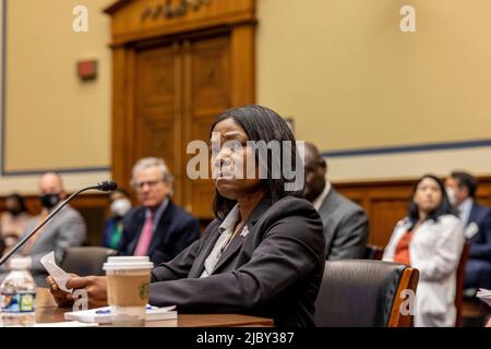 Washington, Vereinigte Staaten. 08th giugno 2022. L'attivista conservatore Lucrezia Hughes parla durante l'audizione del Comitato di supervisione e riforma della Camera sulla violenza delle armi il 8 giugno 2022 a Washington, DC Credit: Jason Andrew/Pool via CNP/dpa/Alamy Live News Foto Stock