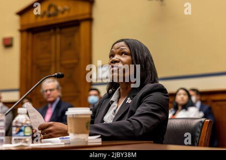 Washington, Vereinigte Staaten. 08th giugno 2022. L'attivista conservatore Lucrezia Hughes parla durante l'audizione del Comitato di supervisione e riforma della Camera sulla violenza delle armi il 8 giugno 2022 a Washington, DC Credit: Jason Andrew/Pool via CNP/dpa/Alamy Live News Foto Stock