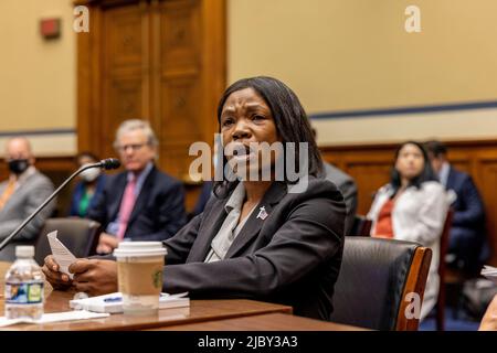 Washington, Vereinigte Staaten. 08th giugno 2022. L'attivista conservatore Lucrezia Hughes parla durante l'audizione del Comitato di supervisione e riforma della Camera sulla violenza delle armi il 8 giugno 2022 a Washington, DC Credit: Jason Andrew/Pool via CNP/dpa/Alamy Live News Foto Stock