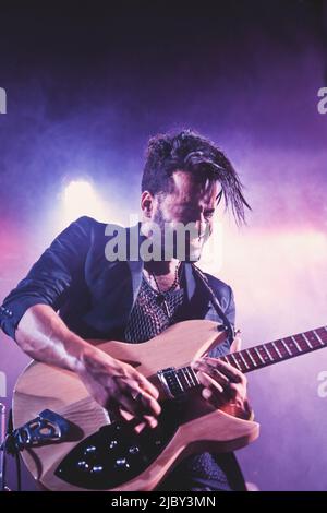 Roma, Italia. 25th giugno 2012. George Lewis Jr meglio conosciuto con il suo nome di scena Twin Shadow suona sul palco al Circolo degli Artisti di Roma. (Foto di Valeria Magri/SOPA Images/Sipa USA) Credit: Sipa USA/Alamy Live News Foto Stock