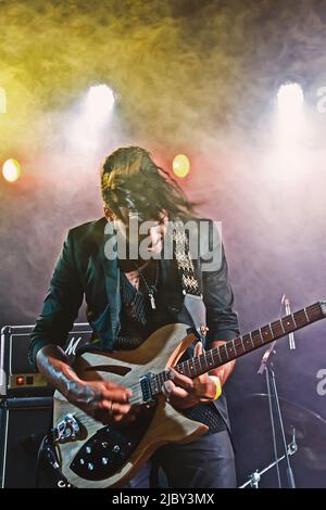 Roma, Italia. 25th giugno 2012. George Lewis Jr meglio conosciuto con il suo nome di scena Twin Shadow suona sul palco al Circolo degli Artisti di Roma. (Foto di Valeria Magri/SOPA Images/Sipa USA) Credit: Sipa USA/Alamy Live News Foto Stock