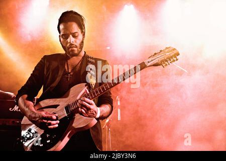 Roma, Italia. 25th giugno 2012. George Lewis Jr meglio conosciuto con il suo nome di scena Twin Shadow suona sul palco al Circolo degli Artisti di Roma. (Foto di Valeria Magri/SOPA Images/Sipa USA) Credit: Sipa USA/Alamy Live News Foto Stock