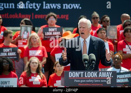 Il rappresentante degli Stati Uniti Mike Thompson (democratico della California) offre osservazioni durante una protesta da Everytown per la sicurezza di Gun e le sue reti di base, Moms Demand Action e Students Demand Action, vicino al Campidoglio degli Stati Uniti a Washington, mercoledì 8 giugno 2022. Credito: Rod Lammey/CNP Foto Stock