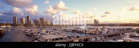 Barche ormeggiate nel porto turistico di Marina Mirage a Surfers Paradise - Australia Foto Stock