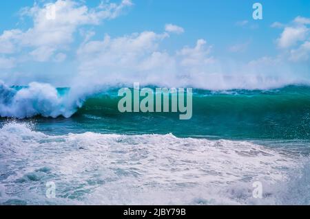 Onda enorme che si arriccia e si rompe durante il ciclone Ola Foto Stock