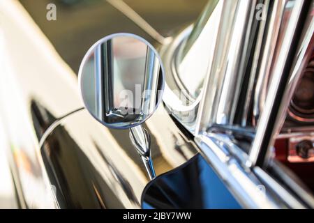 Particolare dello specchio laterale cromato su 1960 Oldsmobile Super 88 Holiday Sport Sedan Foto Stock