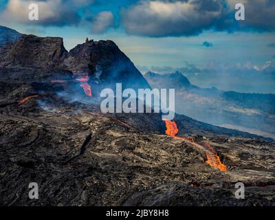 Foto aerea, flussi di lava dal cratere di Fagradalsfjall, eruzione vulcanica a Geldingadalir, Islanda Foto Stock