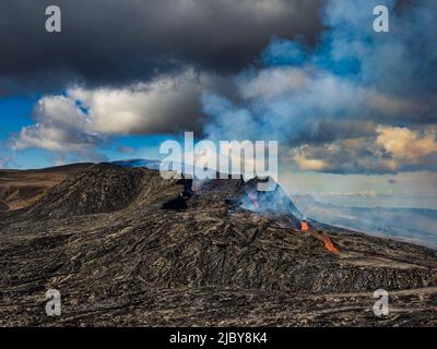 Foto aerea, flussi di lava dal cratere di Fagradalsfjall, eruzione vulcanica a Geldingadalir, Islanda Foto Stock