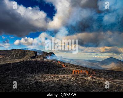Foto aerea, flussi di lava dal cratere di Fagradalsfjall, eruzione vulcanica a Geldingadalir, Islanda Foto Stock