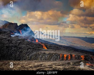 Foto aerea, flussi di lava dal cratere di Fagradalsfjall, eruzione vulcanica a Geldingadalir, Islanda Foto Stock