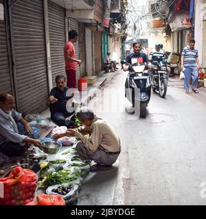 Vecchia Delhi, India – 15 aprile 2022 - Ritratto di negozianti o venditori di strada nel mercato Chandni Chowk di Delhi, Old Delhi Street Photography Foto Stock