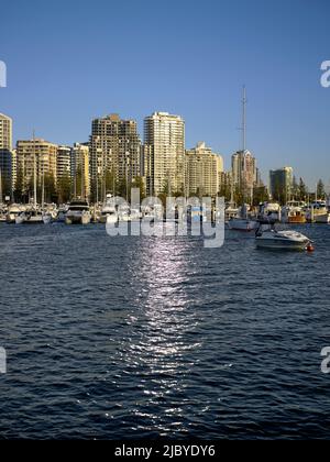 Guardando da Marina Mirage attraverso broadwater alle barche ormeggiate e alti edifici di appartamenti a Southport Foto Stock