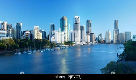 Vista degli alti edifici lungo il Fiume Brisbane presi da Kangaroo Point Foto Stock