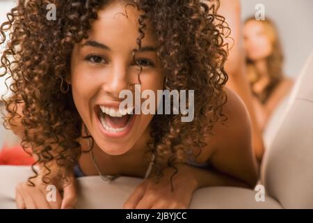 Razza mista donna ridere Foto Stock