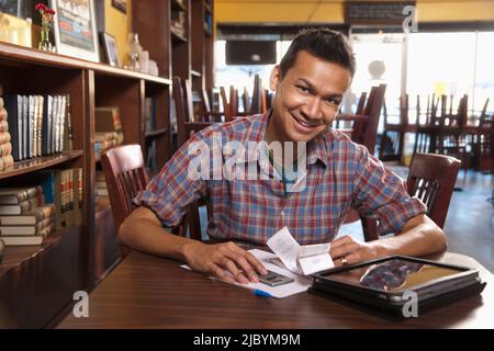 Malaysian titolare di azienda lavorano in cafe Foto Stock