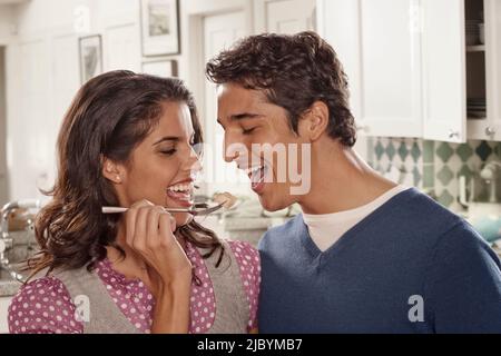 Donna ispanica marito di alimentazione Foto Stock
