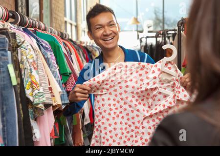 Uomo malese shopping nel negozio vintage Foto Stock