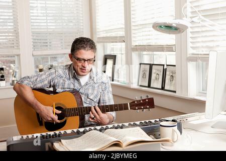 Uomo ispanico la composizione di musica di chitarra Foto Stock