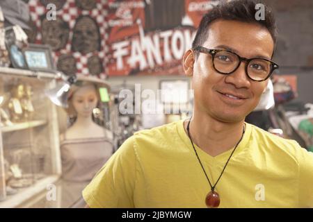 Uomo malese in negozio vintage Foto Stock