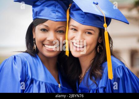 Laureati insieme sorridente Foto Stock