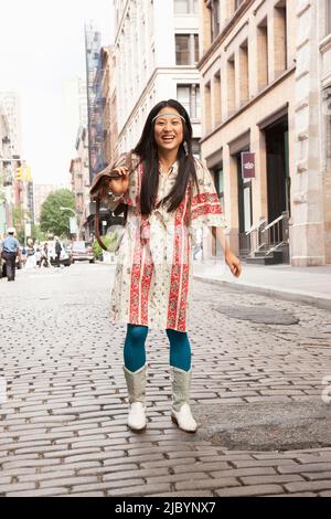 Donna Giapponese sorridente su una strada di città Foto Stock