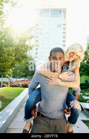 L uomo dando ragazza piggyback ride Foto Stock