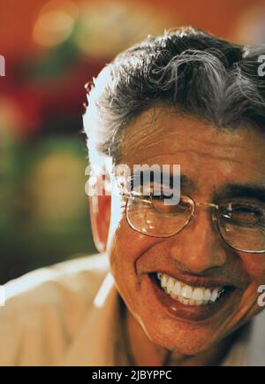 Senior uomo in occhiali ridere Foto Stock