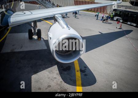 Eurowings ha dedicato il proprio velivolo agli appassionati di calcio: Il BVB Fanairbus - un Airbus A320 in una speciale livrea nera e gialla Foto Stock