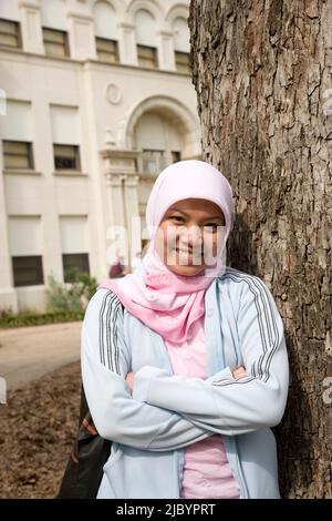 Adolescente indonesiano indossare velo sorridente Foto Stock