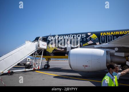 Eurowings ha dedicato il proprio velivolo agli appassionati di calcio: Il BVB Fanairbus - un Airbus A320 in una speciale livrea nera e gialla Foto Stock