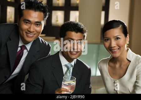 Sorridente la gente di affari in ristorante Foto Stock