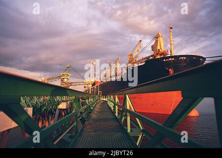 Passerella vicino grande nave ormeggiata in porto Foto Stock