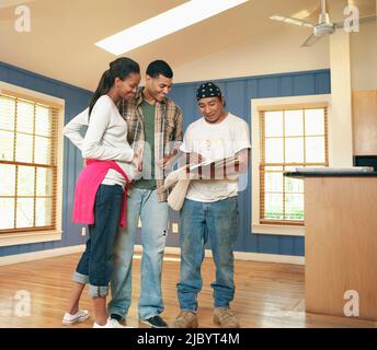 Paio di parlare con il lavoratore circa un rimodellamento room Foto Stock