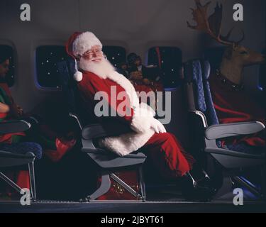 Babbo Natale, elfi, renne e presenta su di un aereo Foto Stock