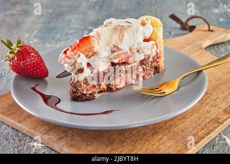 Torta da sogno con biscotti al cioccolato e fragole. Cucina gourmet francese. Foto Stock