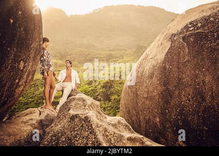 Coppia ispanica sul boulder Foto Stock