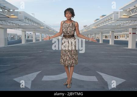 African American imprenditrice permanente al bivio Foto Stock