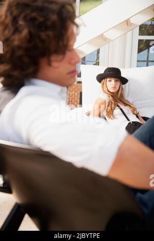 Giovane rilassante nella stanza vivente Foto Stock