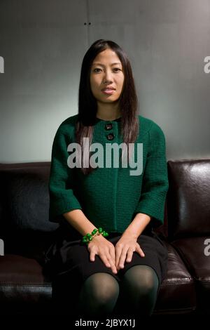 Donna asiatica seduto sul divano Foto Stock