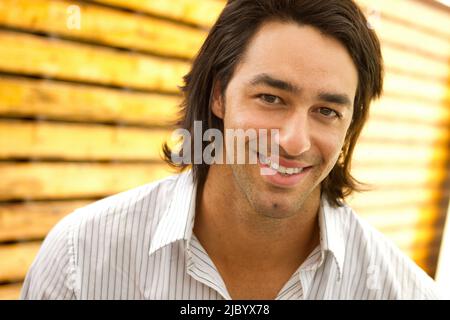 Sorridente metà uomo orientale Foto Stock