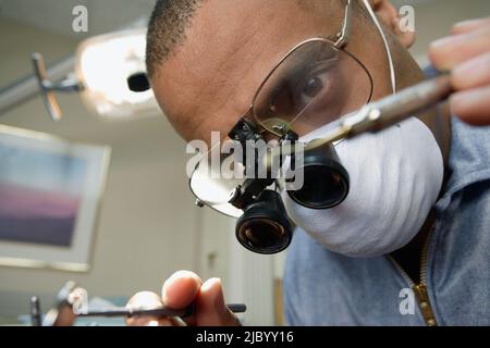 Maschio indiano dentista esegue esame Foto Stock