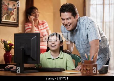 Ispanico padre e figlia guardare il computer Foto Stock