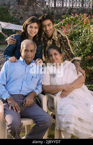 Ritratto di famiglia indiana all'aperto Foto Stock