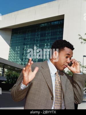 African American businessman parlando al cellulare Foto Stock