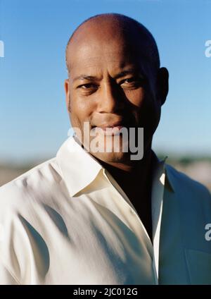 African American uomo sorridente all'aperto Foto Stock